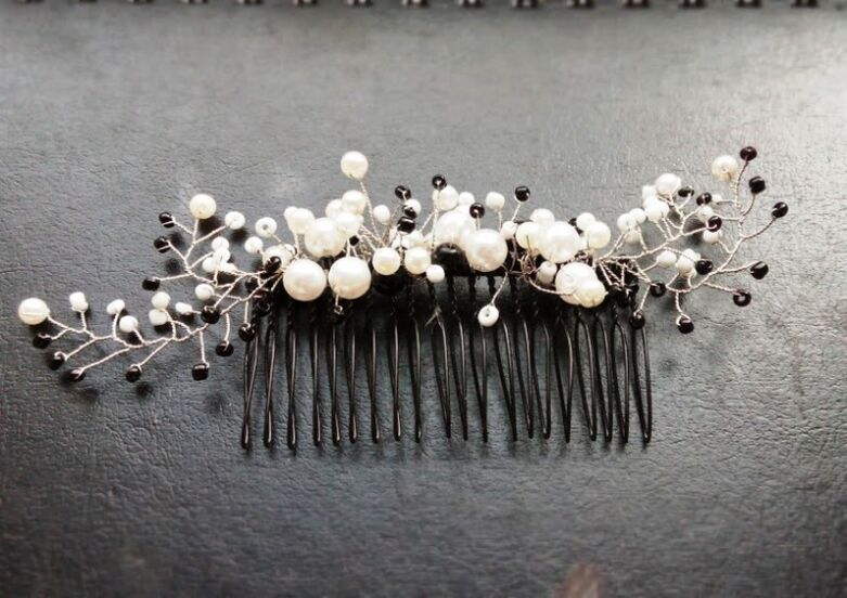 comb with pearls as a whole blanket